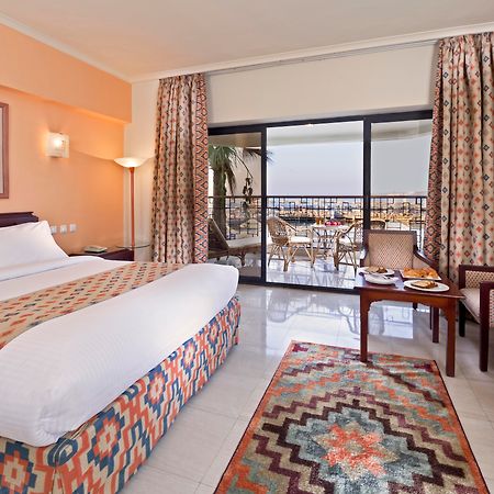 Sunrise Holidays Resort -Adults Only Hurghada Bagian luar foto A room at the Dan Hotel
