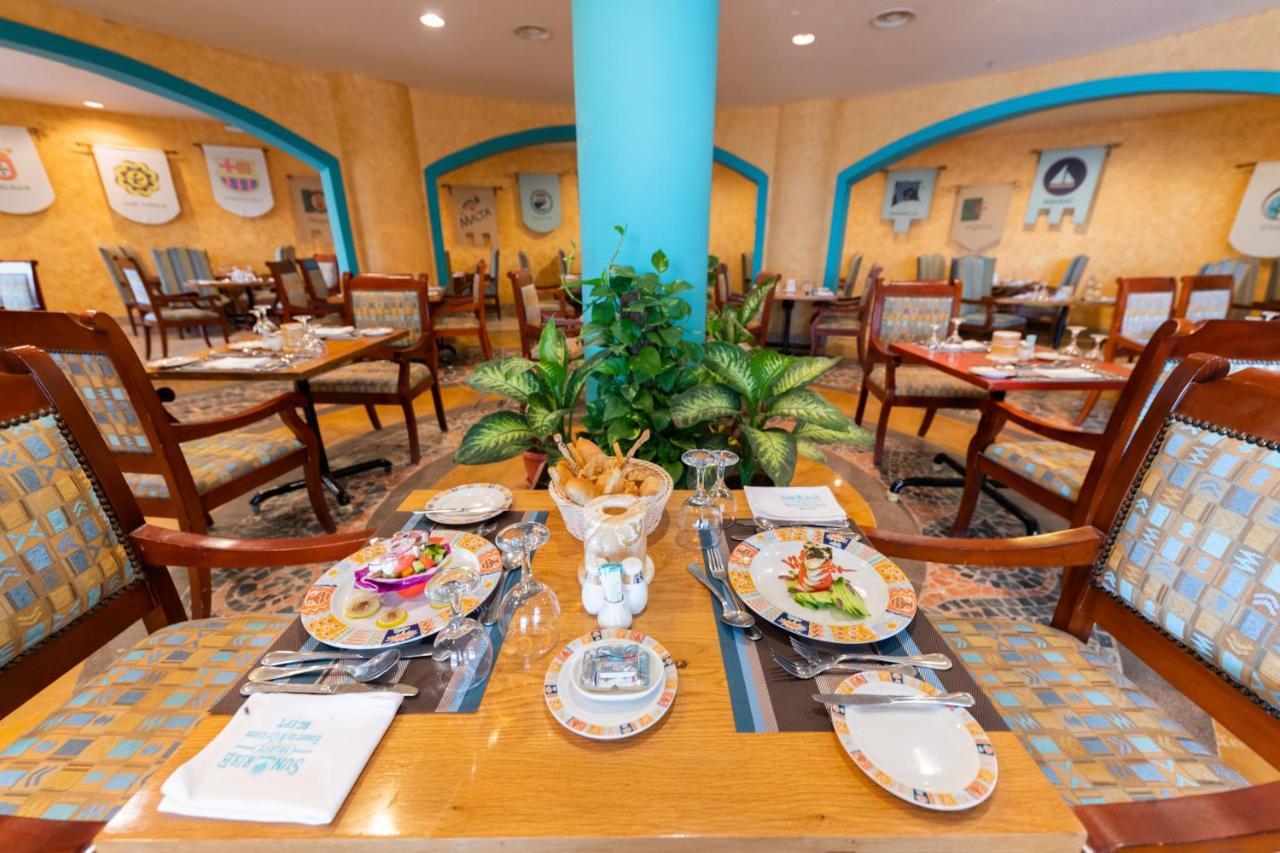 Sunrise Holidays Resort -Adults Only Hurghada Bagian luar foto The interior of the restaurant