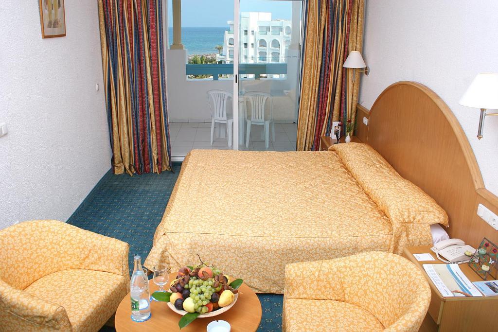 Sunrise Holidays Resort -Adults Only Hurghada Bagian luar foto A typical hotel room