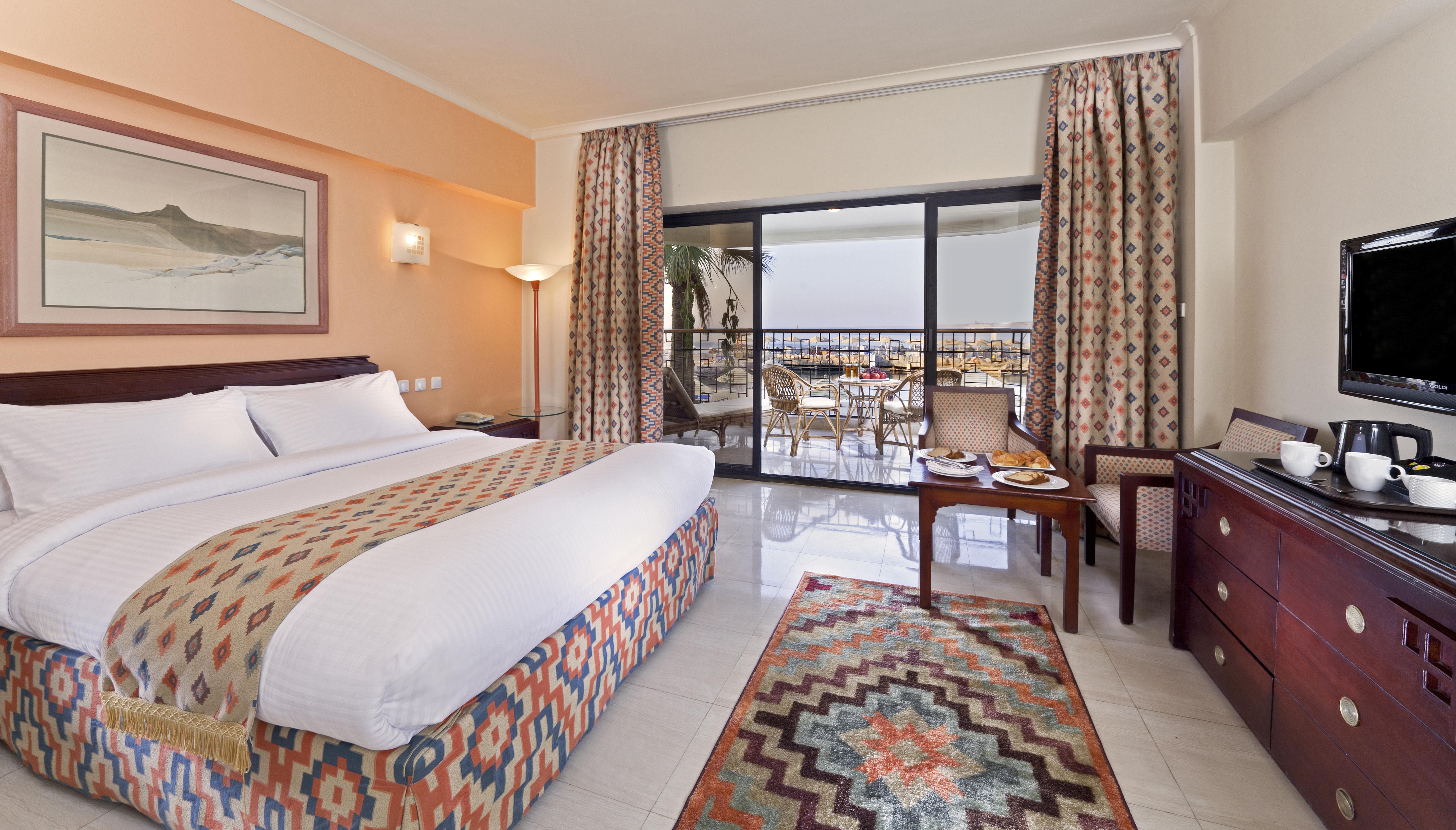 Sunrise Holidays Resort -Adults Only Hurghada Bagian luar foto A room at the Dan Hotel