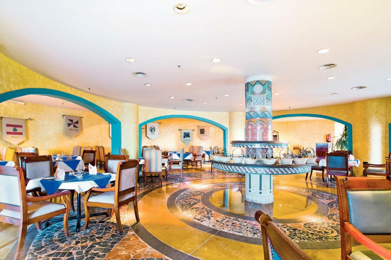 Sunrise Holidays Resort -Adults Only Hurghada Bagian luar foto The restaurant at the hotel