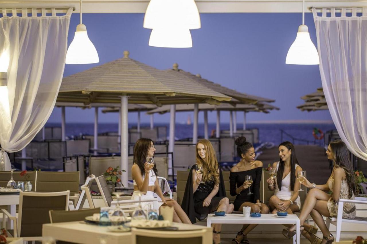 Sunrise Holidays Resort -Adults Only Hurghada Bagian luar foto The Beach Bar